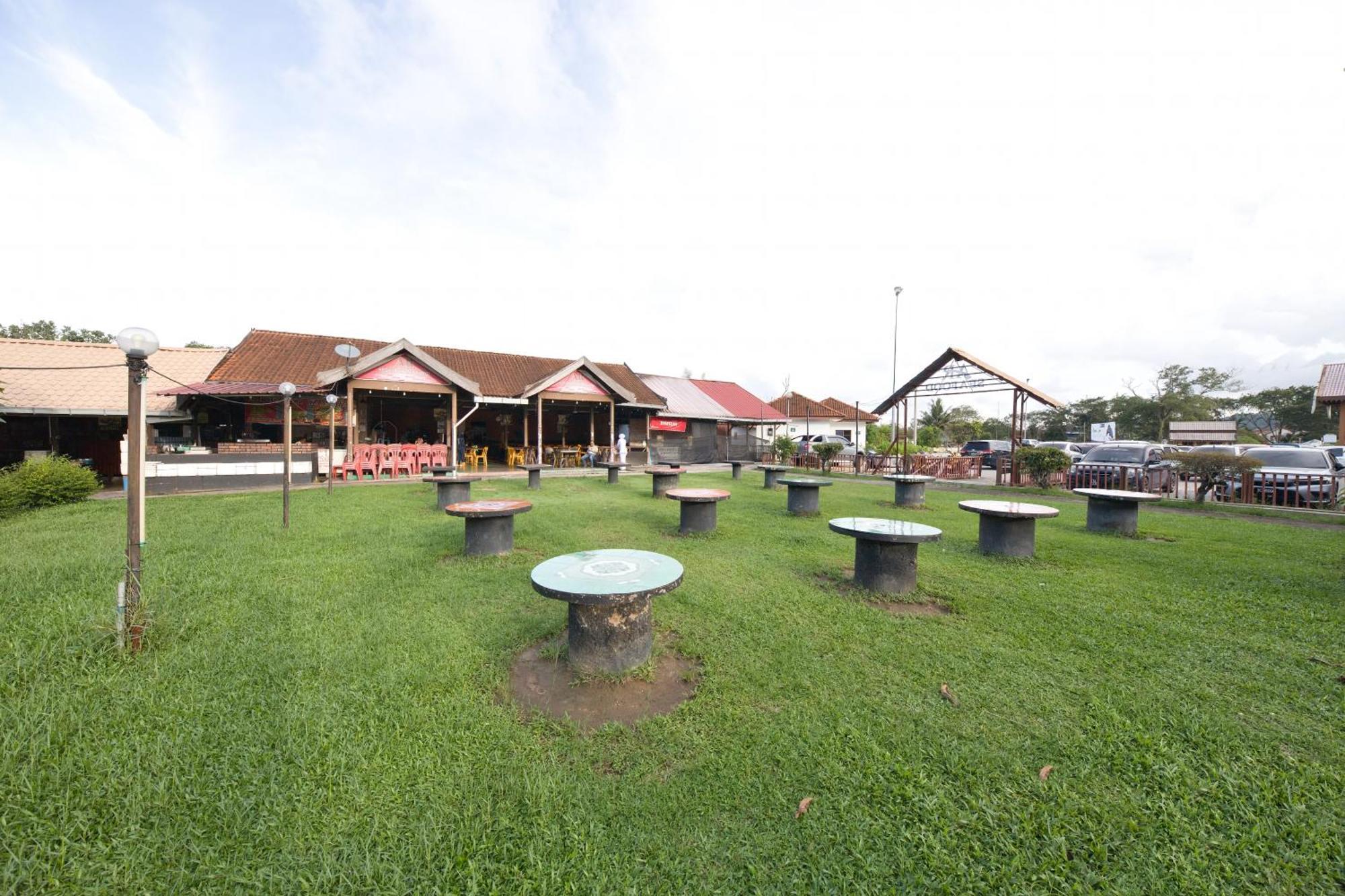 Oyo 90908 Noor Arfa River Chalet Kuala Terengganu Kültér fotó